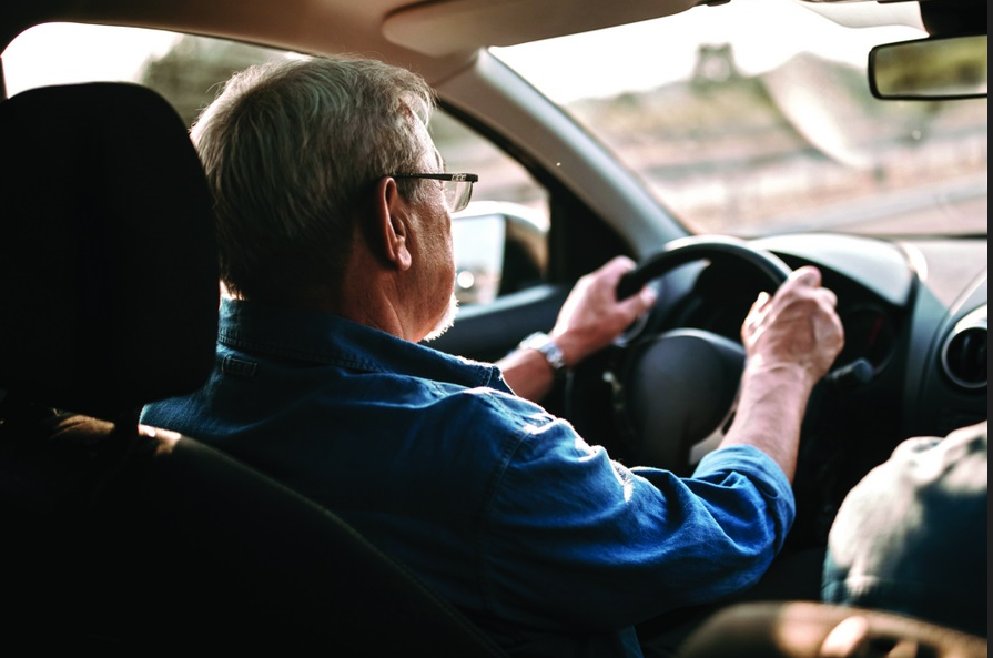 Redécouvrir l'autonomie pour les seniors grâce aux voitures sans permis