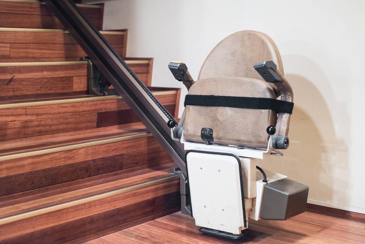 Le monte-escalier, un équipement pour le maintien à domicile des seniors