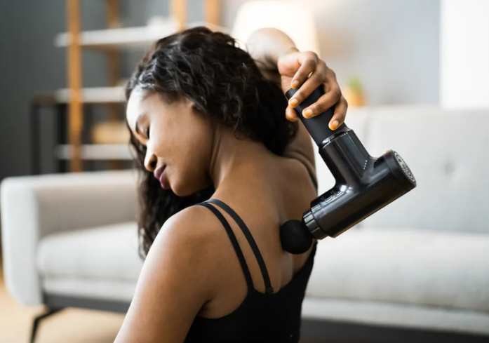Soulagez vos douleurs musculaires avec les pistolets de massage : une solution adaptée pour les seniors