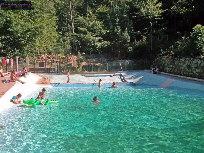 camping avec très grande piscine  en pleine nature à Escaro