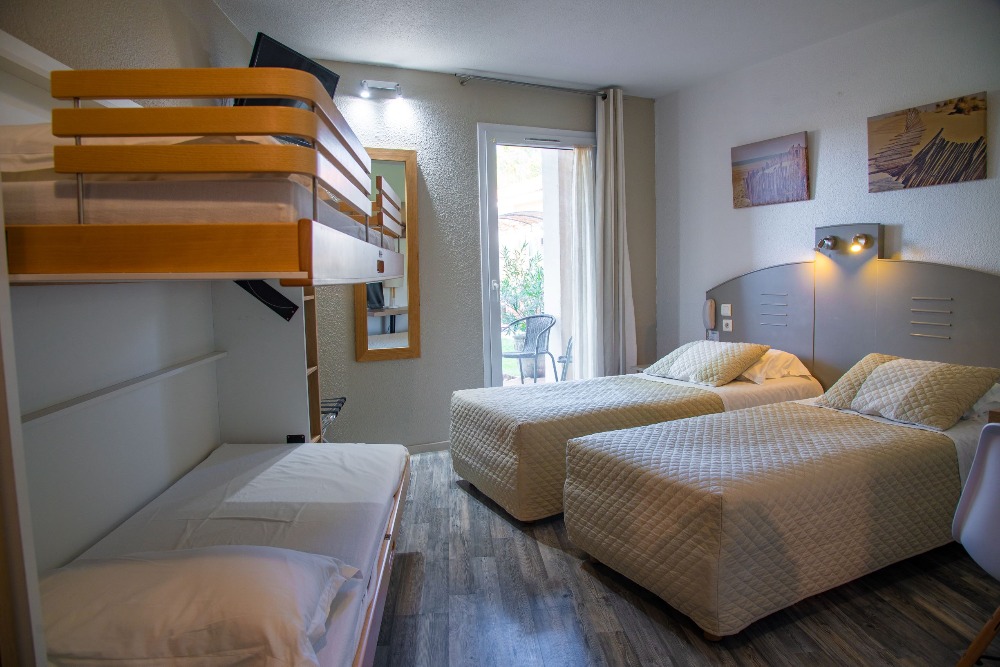 Hotellerie-Occitanie-Gard-Hotel-3-etoiles-avec-jardin-et-piscine4161722274651525578.jpg