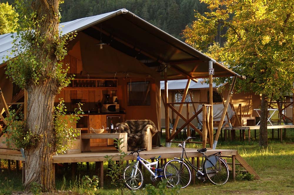 camping-auvergne-rhone-alpes-puy-de-dome-hotellerie-de-pleine-air-camping03630364855596376.jpg