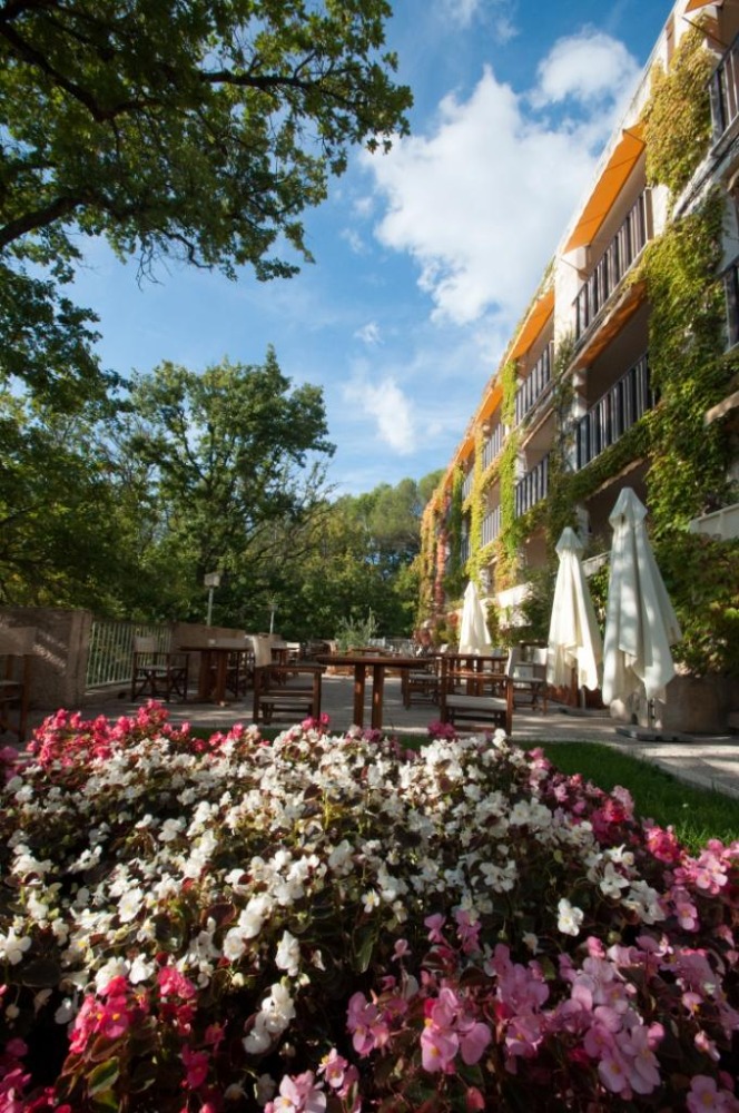 hotellerie-provence-alpes-cote-d-azur-alpes-de-haute-provence-entre-detente-et-gourmandises-3263033355152566073.jpg